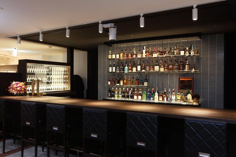 朝と夜でぐっと雰囲気が変わる店内