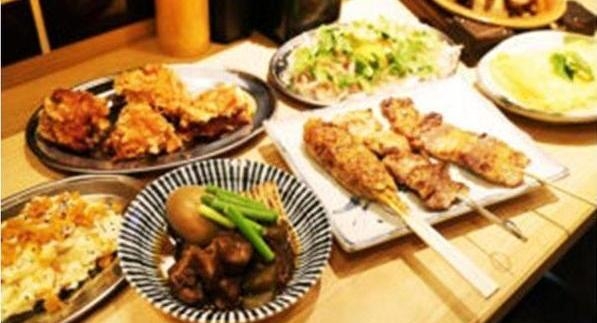 　唐揚げや一品も充実した焼鳥食堂。