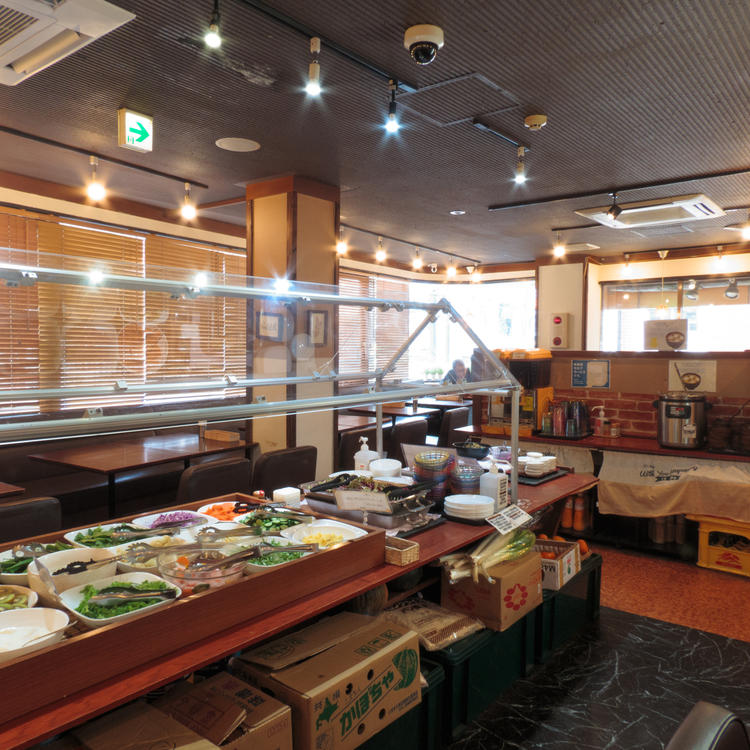 サラダバーを中心とした落ち着いた店内です