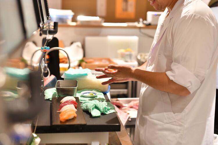 カウンター越しに本格寿司をてご提供