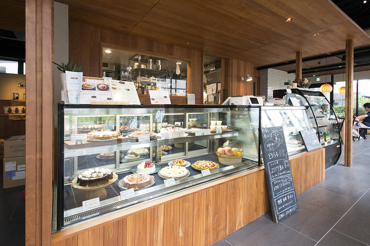 広々とした店内にあるショーケース