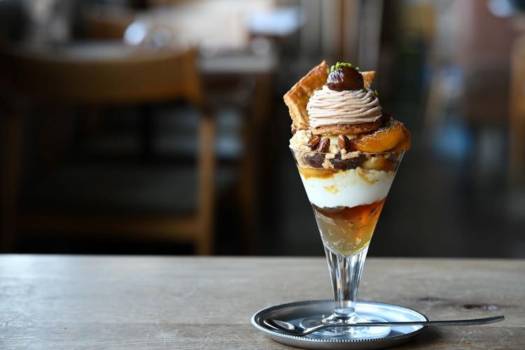 イートインスペース召し上がれる季節パフェ