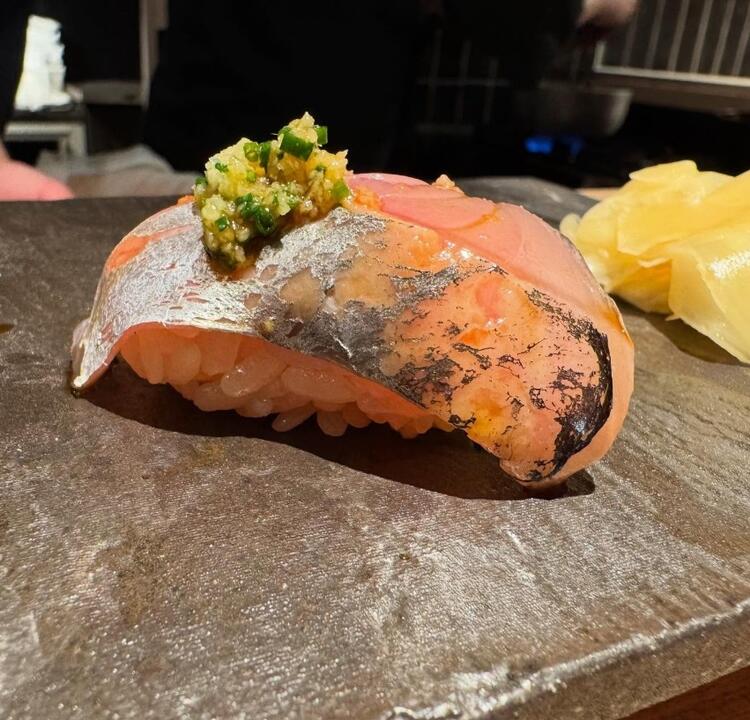 シャリには赤酢を使っています