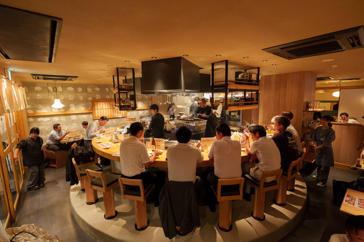 円形カウンターでお洒落な店内（南草津店）