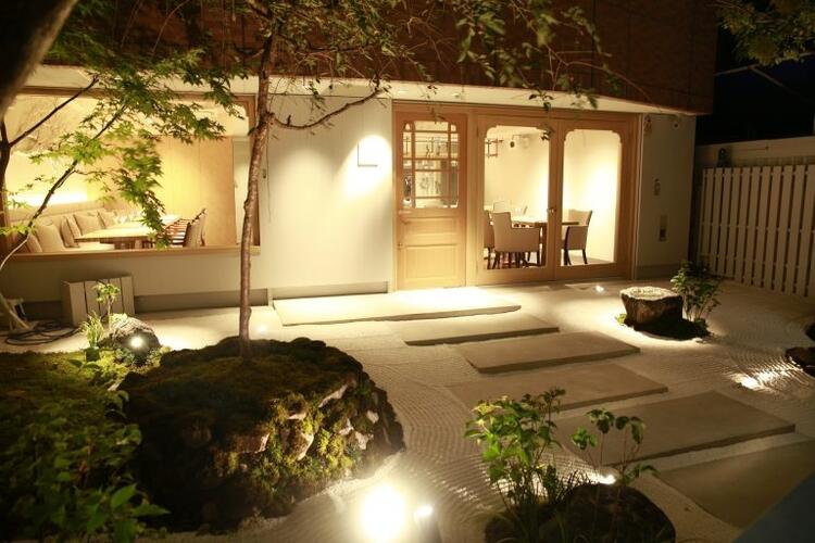 ヨーロッパの雰囲気の中に日本の室礼が光る