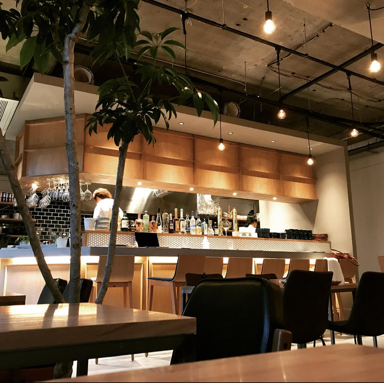 ランチはカフェ、ディナーはレストランの雰