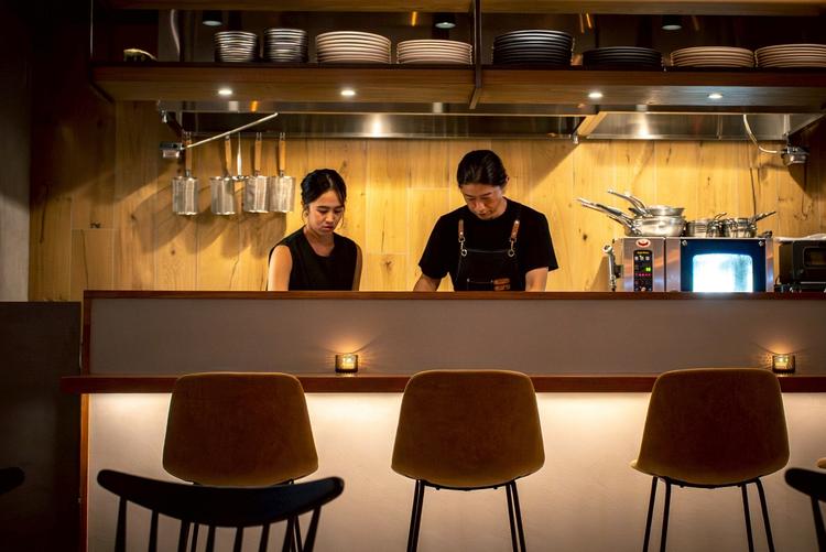 お客様との会話を楽しむオープンカウンター