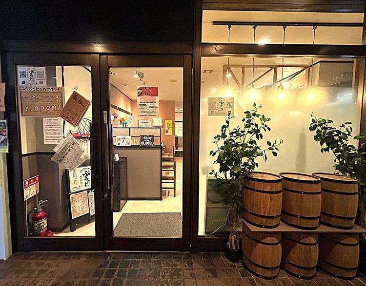 ビル共用廊下からお店の中が見えます