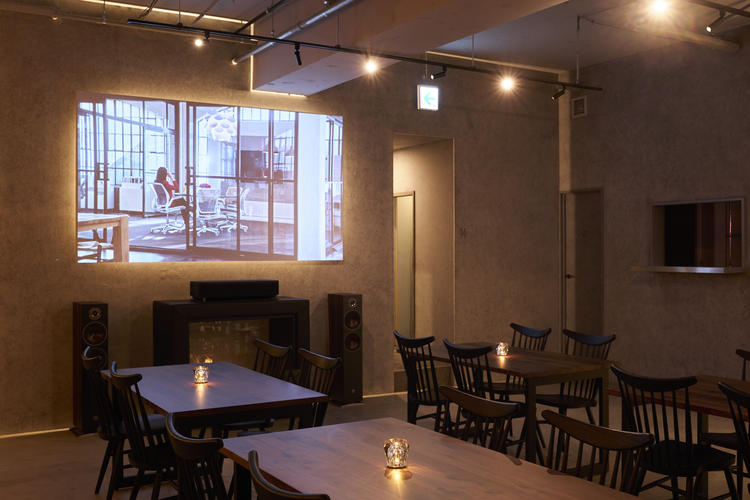 店内には暖炉や120インチプロジェクター