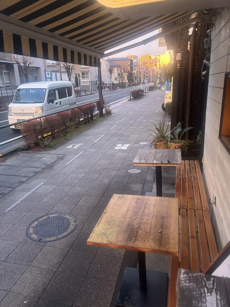 外はテラス席２名掛けが2席。