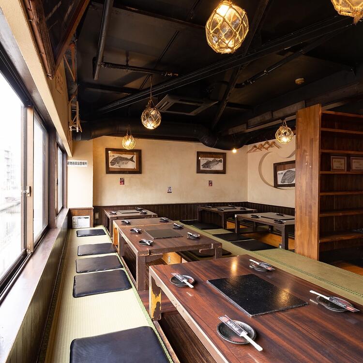 道頓堀川を一望できる店内です。