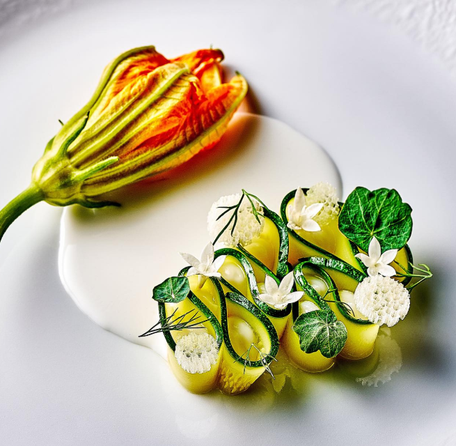 特殊な調理技術を駆使した個性的な料理