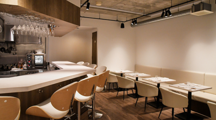 白と木目を基調とした店内