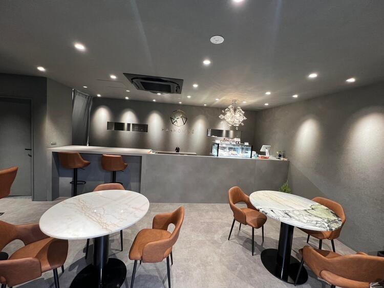 グレーを基調としたシックな店内