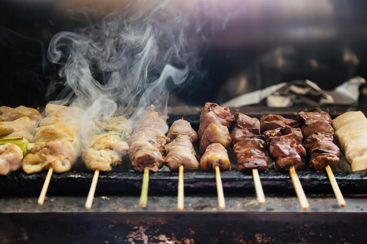 焼き鳥とワインをカジュアルに提供