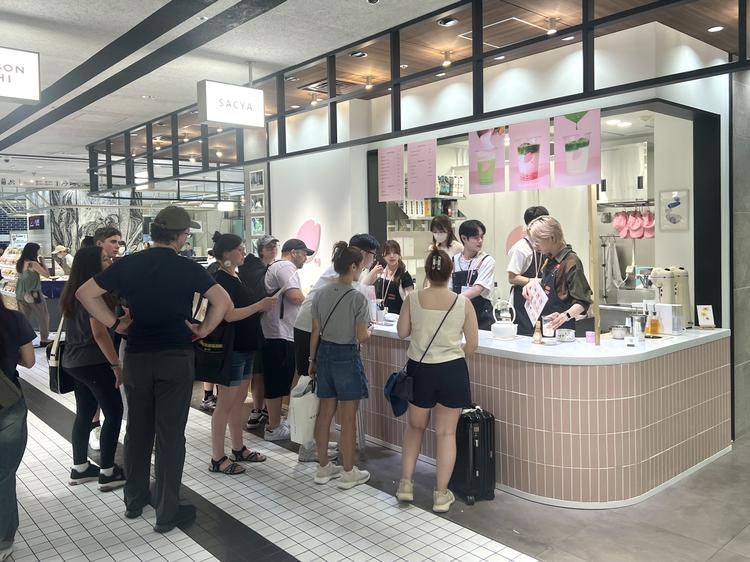 外国人旅行客9割なので"コミュ力”を重視