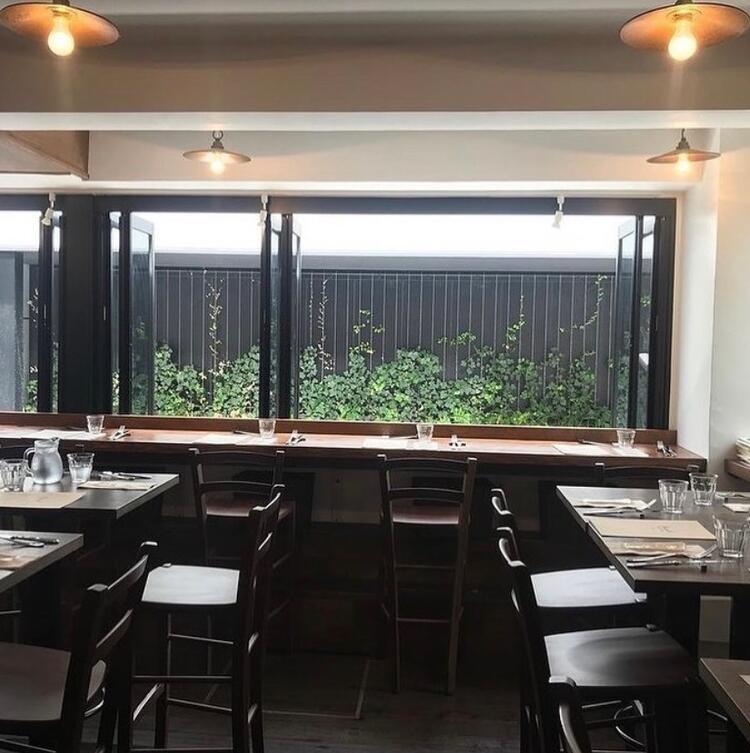 バルスタイルのフロア