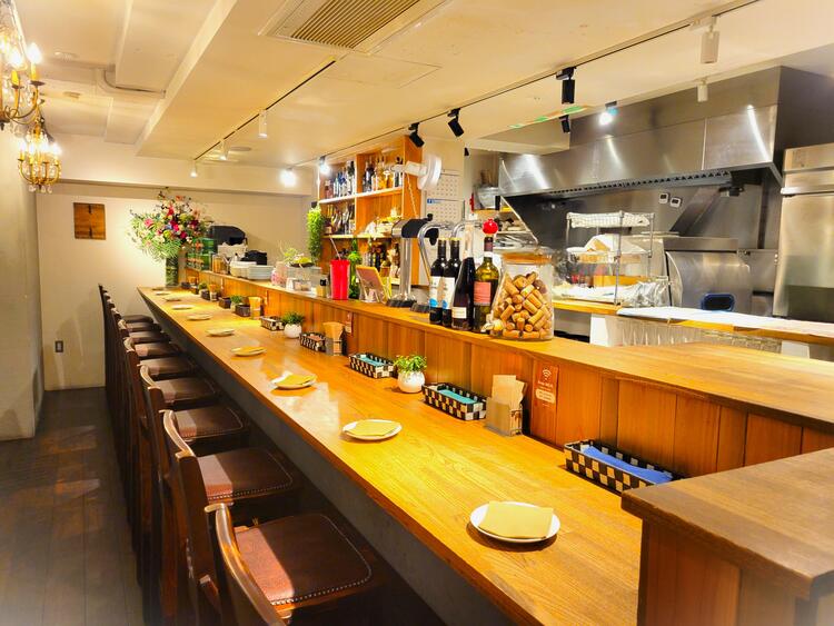 キッチンの活気が伝わるカウンター席