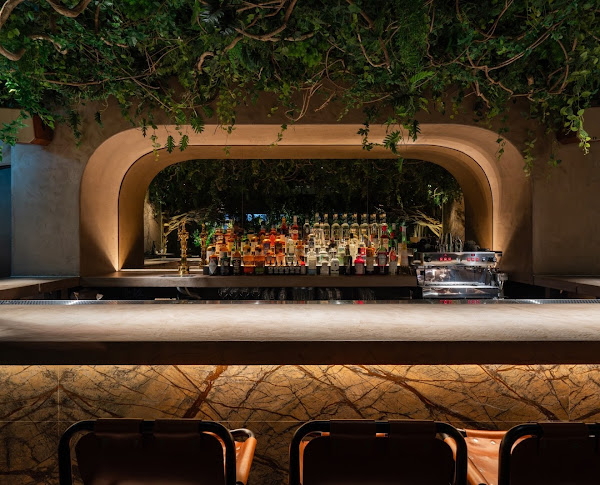 ゆっくり食事も楽しめるミュージックバー