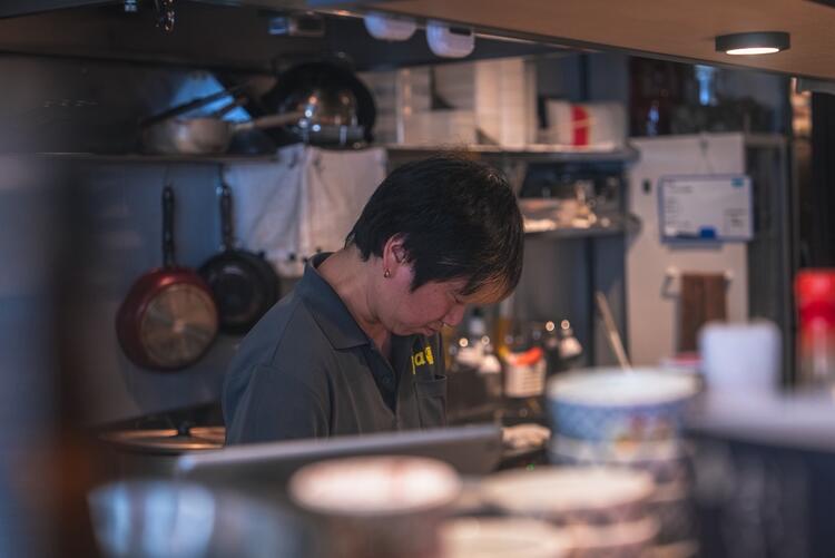 営業中は調理と接客に全力投球！