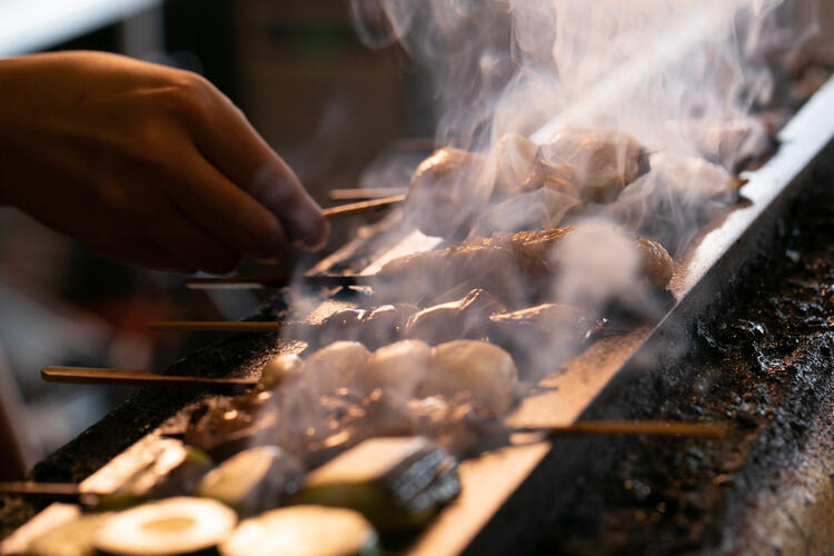 紀州備長炭で焼き上げる焼き鳥が自慢◎