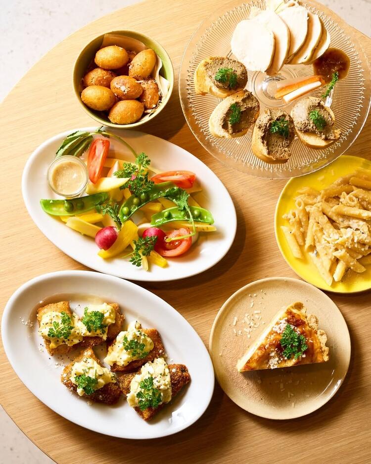 小皿とワインとコーヒを提供する葉山で話題