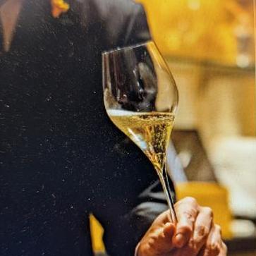 輝く一杯とともに、特別な夜を