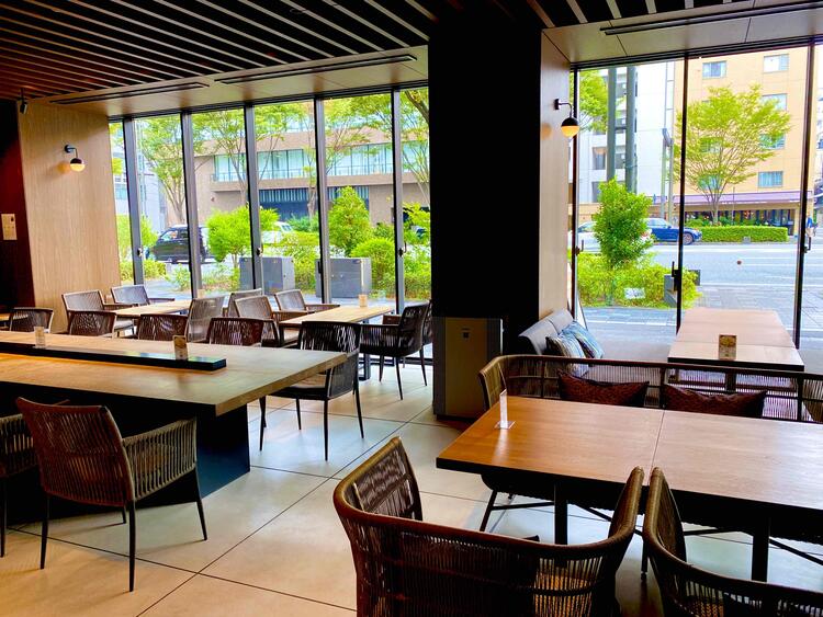 ホテル1Fにあり、スタイリッシュな店内