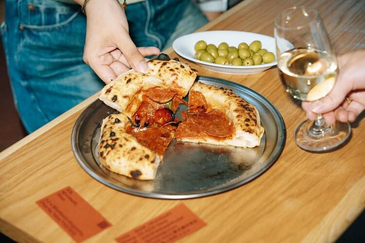 サワードウ（天然酵母）生地のピザが自慢♪