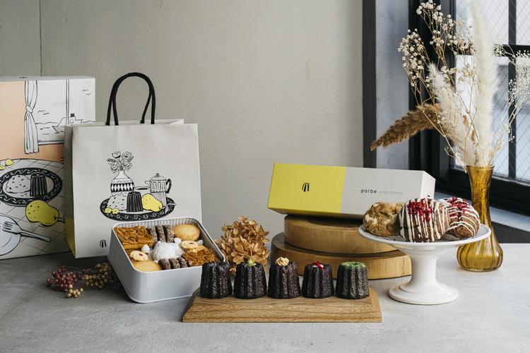 カヌレを中心とした洋菓子前半を販売