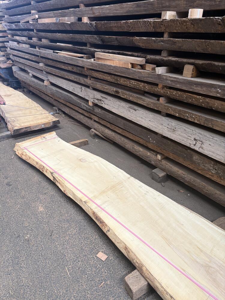 こだわりの栃一枚板カウンター