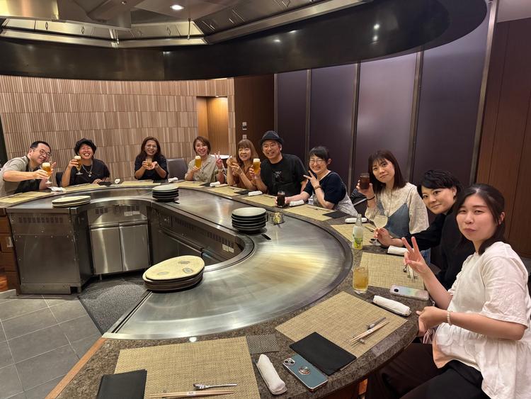 社員旅行ではごちそうに食べて元気いっぱい