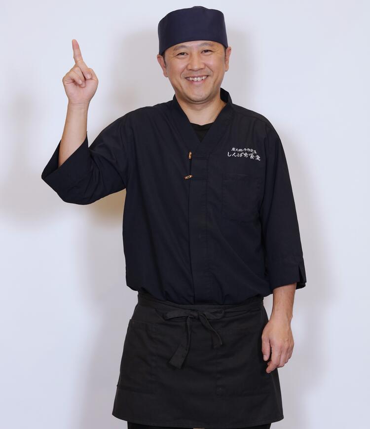 独自開発の炭火焼機で焼いています