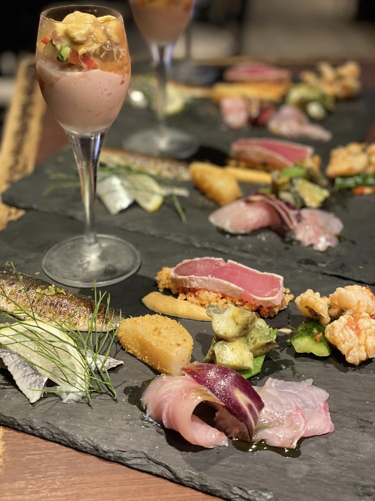 カジュアルな店内、お料理は本格的！