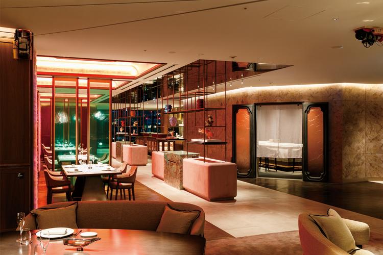 大人の社交場イメージの店内