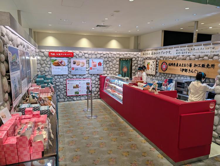 店内には箱菓子などこだわりの商品が沢山。