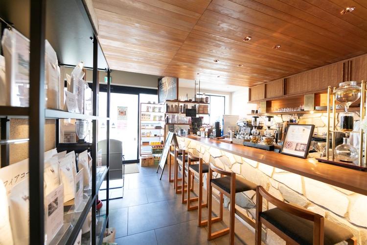 店内のカウンター席