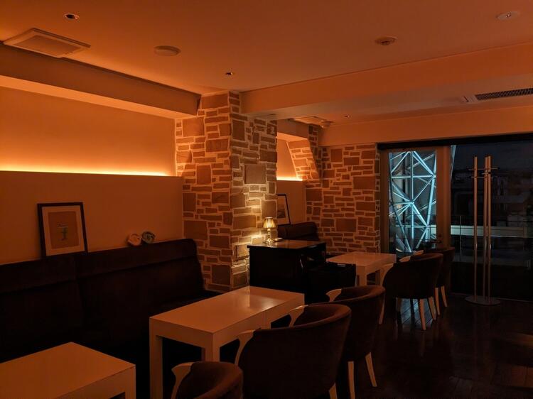 白を基調とした清潔感のある店内