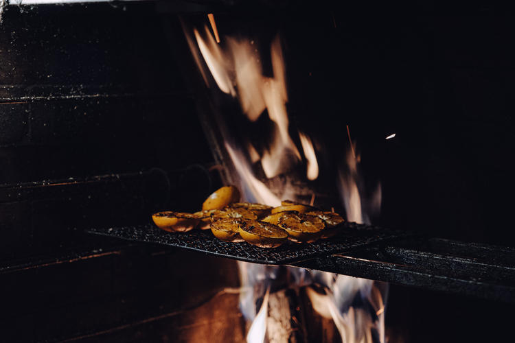 火の香りと素材の味を大切にした料理を提供