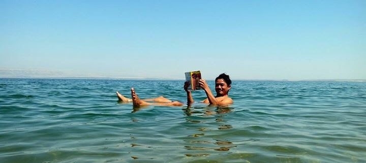 死海に浮く店長