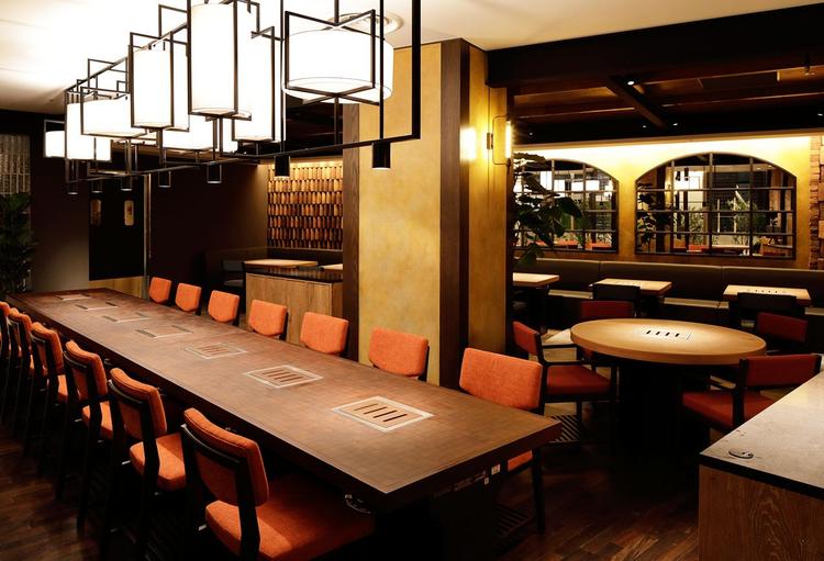 カジュアル＆ラグジュアリーな店内