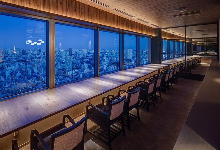 東京が一望できるカウンター席