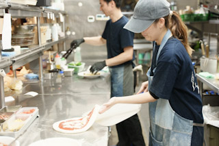 キッチン内は広々で働きやすい環境です！