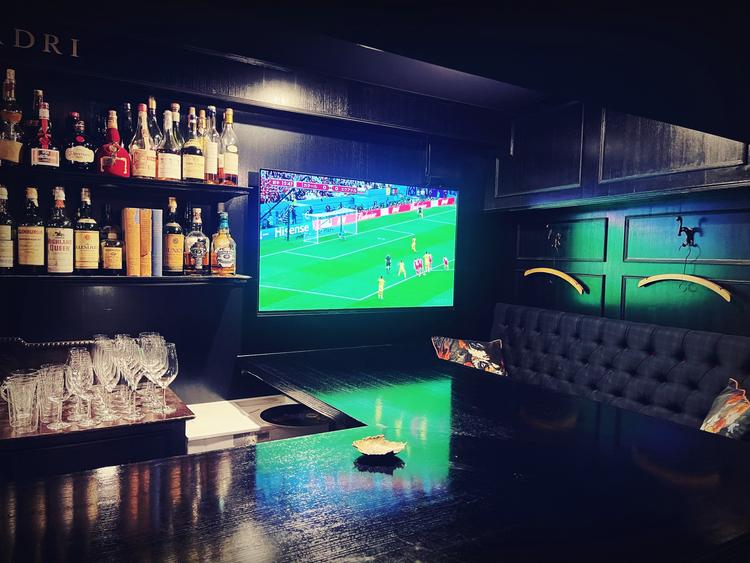 モニター横カウンター席