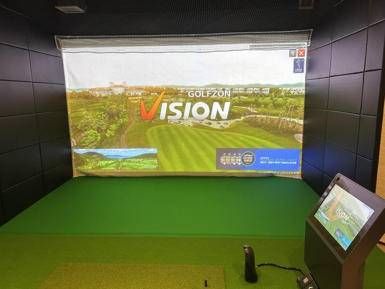 シミュレーションゴルフルーム完備！