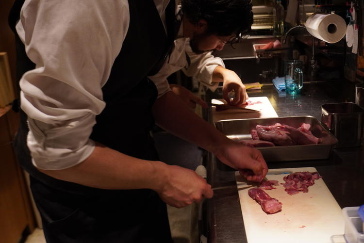 お肉の捌き方も料理長自ら伝授！！