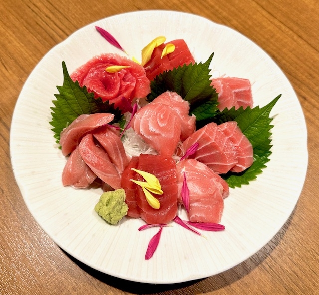 2店舗共通の人気メニュー生本鮪5種盛り