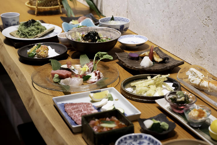 石垣ならではの食材をふんだんにお届け！