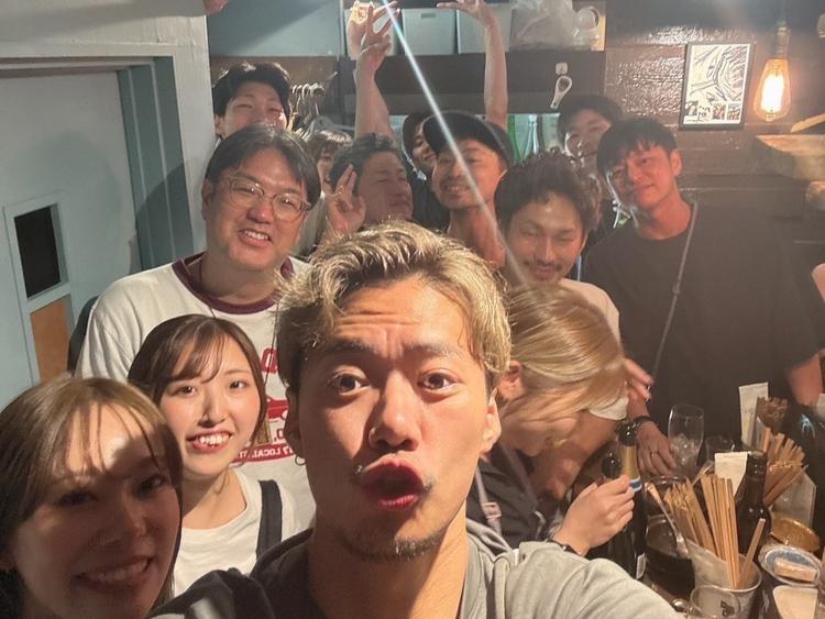 カウンター越しに楽しいが待っている