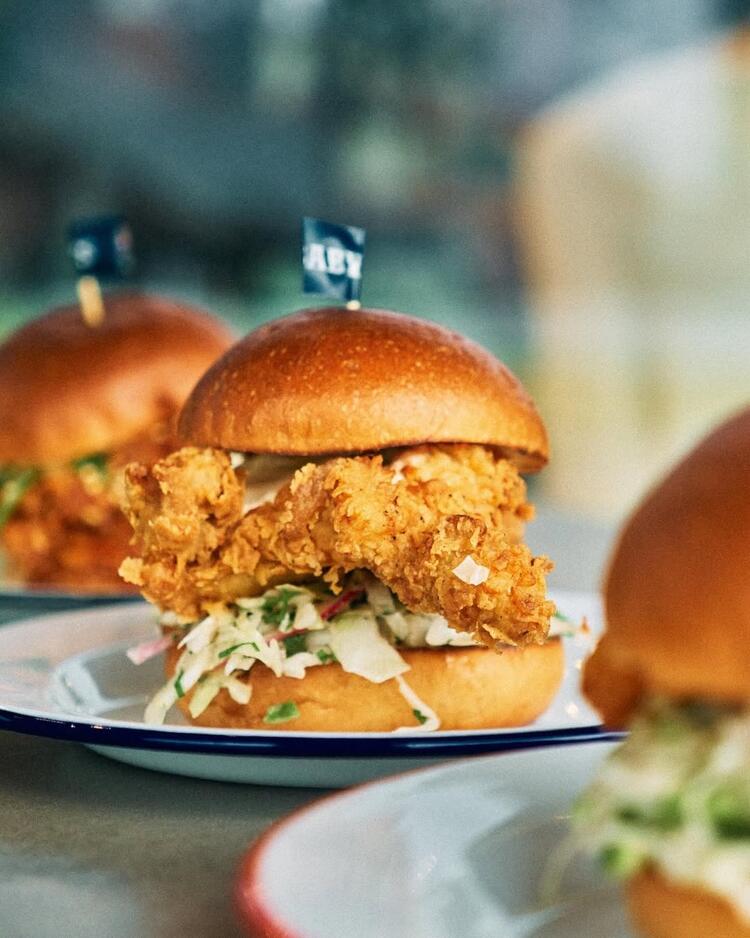 ソースやバンズも手づくり！